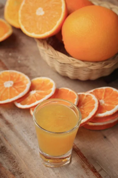 Färsk apelsin med juice — Stockfoto