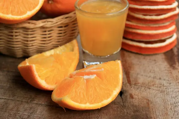 Свіжий апельсин з соками — стокове фото