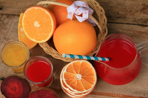 Свіжий апельсин з буряковими соками — стокове фото