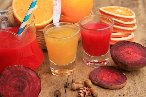 Свежий апельсин с соками свеклы — стоковое фото
