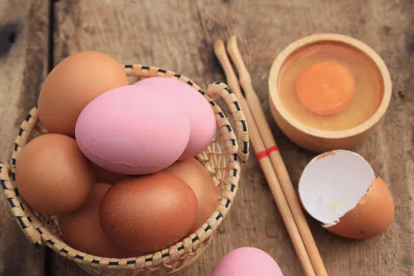 Розовое маринованное яйцо — стоковое фото