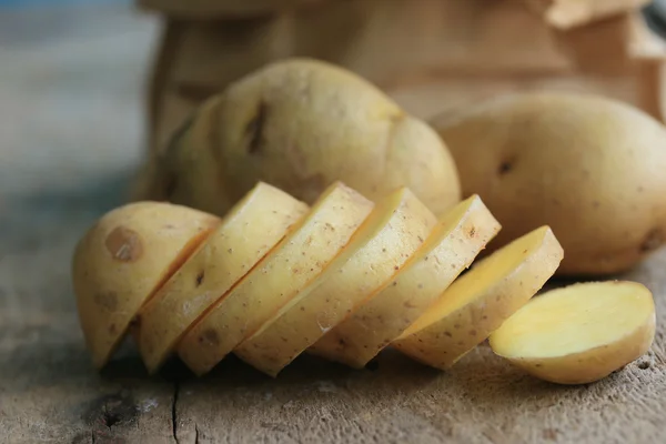 Frische Kartoffeln auf Holz Hintergrund — Stockfoto