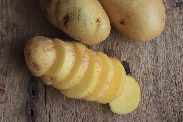 Frische Kartoffeln auf Holz Hintergrund — Stockfoto