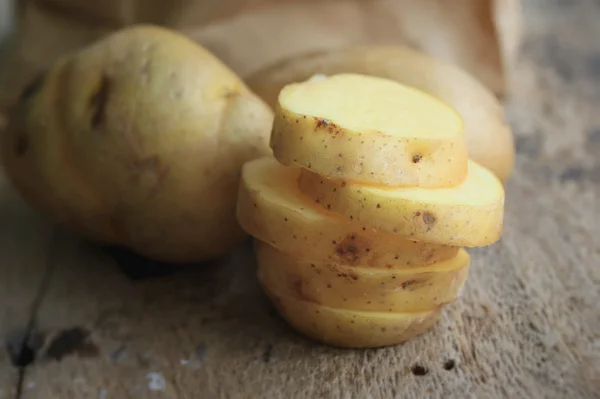 Frische Kartoffeln auf Holz Hintergrund — Stockfoto