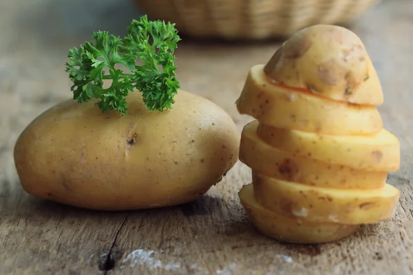 Свіжа картопля на фоні дерева — стокове фото