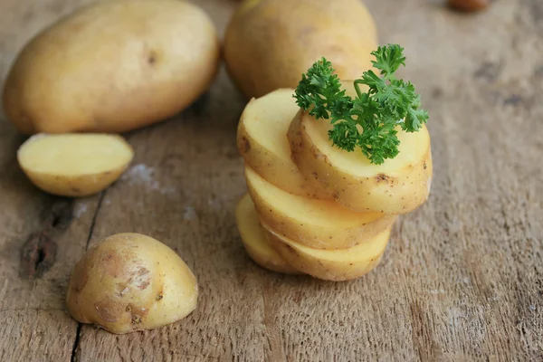 Frische Kartoffeln auf Holz Hintergrund — Stockfoto