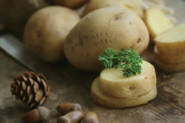 Frische Kartoffeln auf Holz Hintergrund — Stockfoto