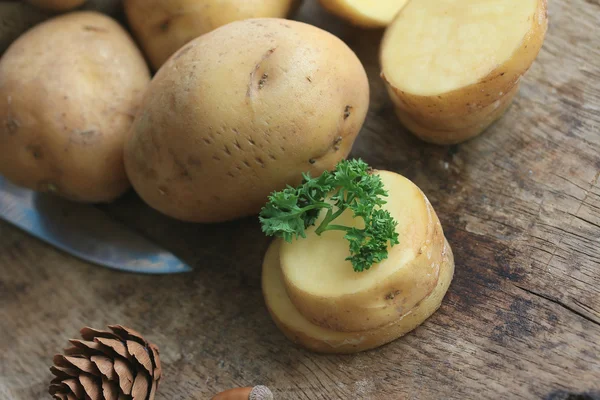 Frische Kartoffeln auf Holz Hintergrund — Stockfoto