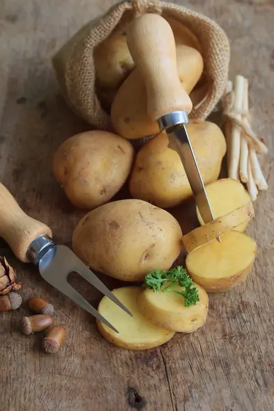 Frische Kartoffeln auf Holz Hintergrund — Stockfoto