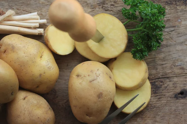 Frische Kartoffeln auf Holz Hintergrund — Stockfoto