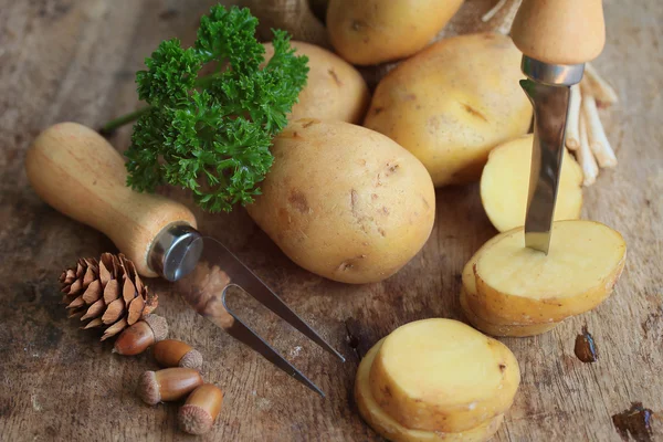 Frische Kartoffeln auf Holz Hintergrund — Stockfoto