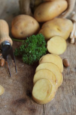 ahşap arka plan üzerinde taze patates