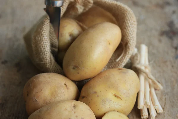 Frische Kartoffeln auf Holz Hintergrund — Stockfoto