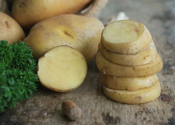 Frische Kartoffeln auf Holz Hintergrund — Stockfoto