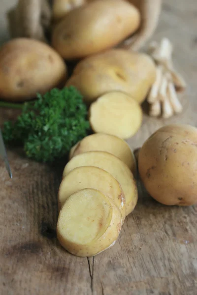 Frische Kartoffeln auf Holz Hintergrund — Stockfoto