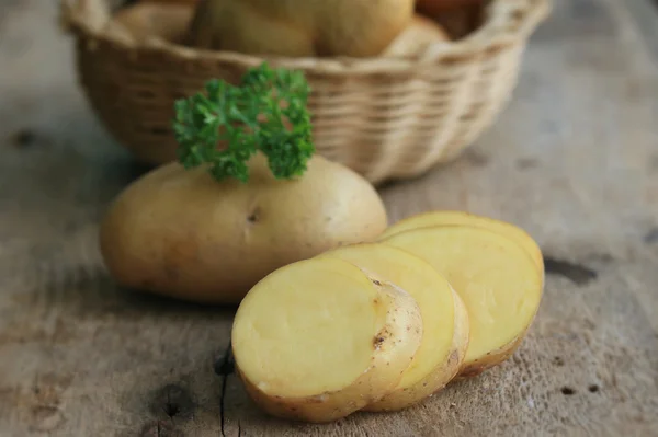 Frische Kartoffeln auf Holz Hintergrund — Stockfoto