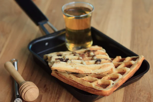 Waffle saboroso com mel — Fotografia de Stock