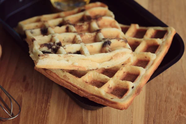 Waffle saboroso com mel — Fotografia de Stock