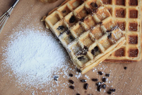 Waffle saboroso com mel — Fotografia de Stock