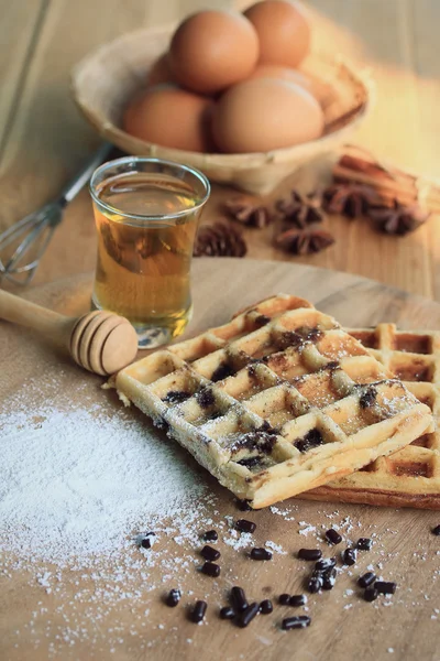 Waffle saboroso com mel — Fotografia de Stock