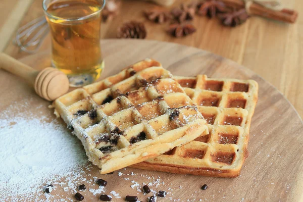 Leckere Waffel mit Honig — Stockfoto