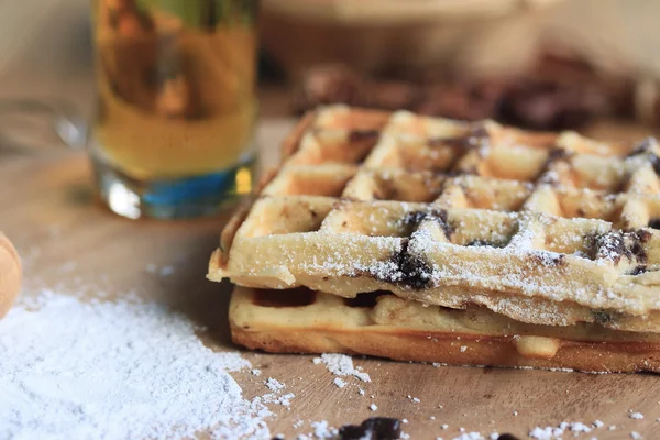 Leckere Waffel mit Honig — Stockfoto