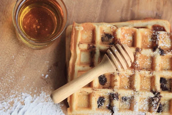 Waffle saboroso com mel — Fotografia de Stock