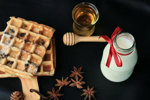 Waffle saboroso com leite — Fotografia de Stock