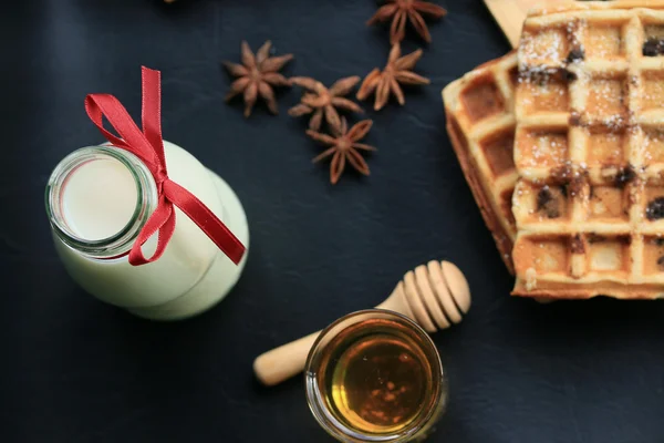 Waffle saboroso com leite — Fotografia de Stock