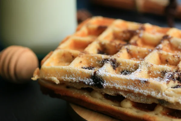 Waffle saboroso com leite — Fotografia de Stock