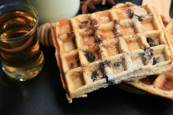 Waffle saboroso com leite — Fotografia de Stock