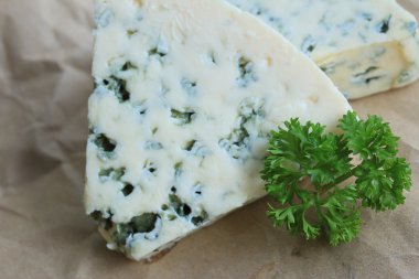 mavi peynir maydanoz ile