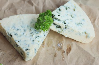 mavi peynir maydanoz ile