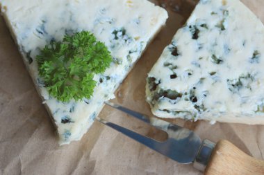 mavi peynir maydanoz ile