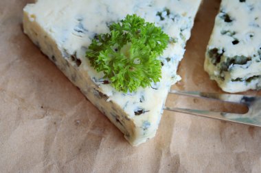 mavi peynir maydanoz ile