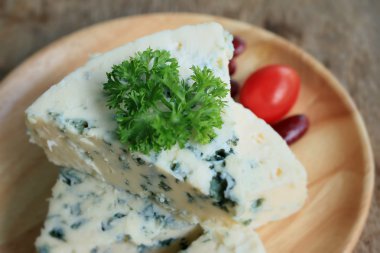 mavi peynir maydanoz ile