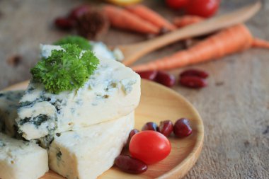 mavi peynir maydanoz ile