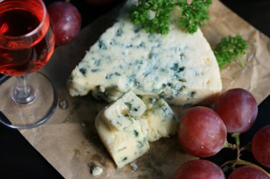 mavi peynir kırmızı üzüm ile