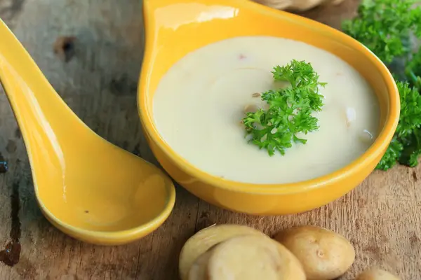 Suppe mit frischen Kartoffeln — Stockfoto