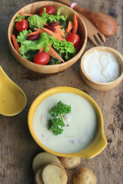 Suppe mit Gemüsesalat — Stockfoto