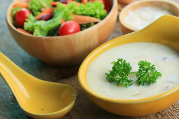 Sopa com salada de legumes — Fotografia de Stock