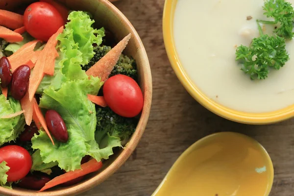 Suppe mit Gemüsesalat — Stockfoto