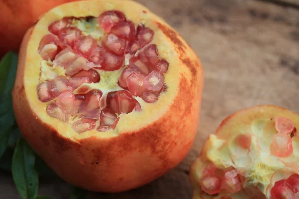 Välsmakande färskt granatäpple frukt — Stockfoto