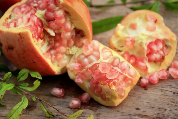 Вкусные свежие гранатовые фрукты — стоковое фото