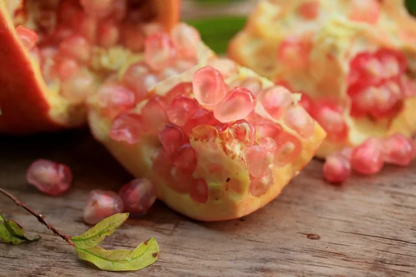 Leckere frische Granatapfelfrüchte — Stockfoto