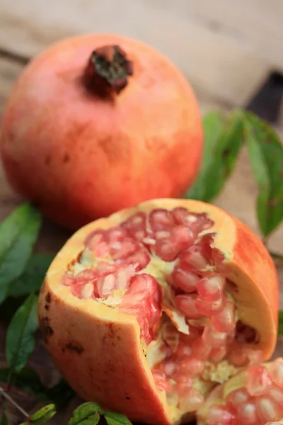 Välsmakande färskt granatäpple frukt — Stockfoto