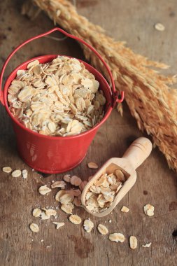 ahşap üzerine yulaf gevreği