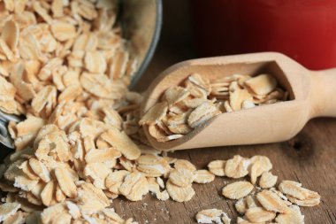 ahşap üzerine yulaf gevreği