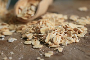 ahşap üzerine yulaf gevreği