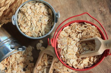 ahşap üzerine yulaf gevreği